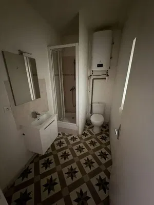 Sala de estar; chão de madeira, luz natural, estilo moderno, teto alto