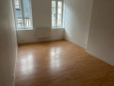 Cozinha; eletrodomésticos, chão de madeira, luz natural, estilo moderno, renovado