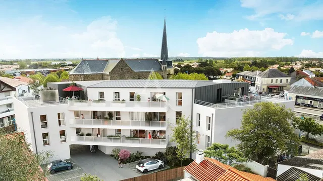 Woonkamer; houten vloer, natuurlijk licht, moderne stijl, hoge plafonds