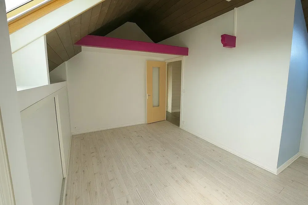 Salon; parquet, lumière naturelle, style moderne, hauteur sous plafond