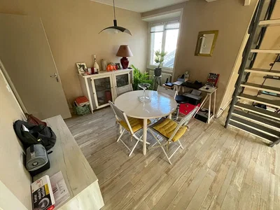 Kuhinja; kuhinjski aparati, drveni pod, prirodno svjetlo, moderni stil, renoviran