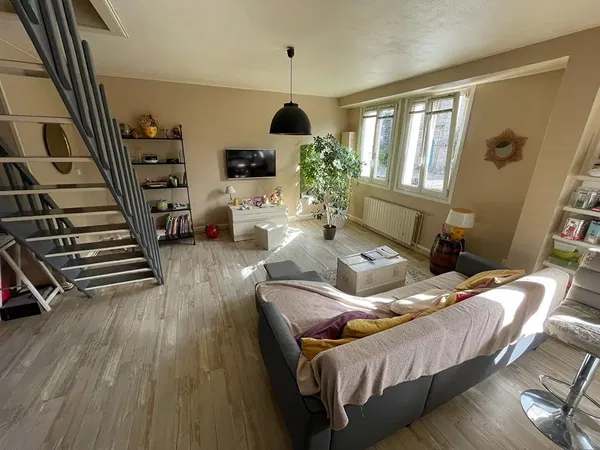 Living room; wood floor, natural light, modern style, high ceiling