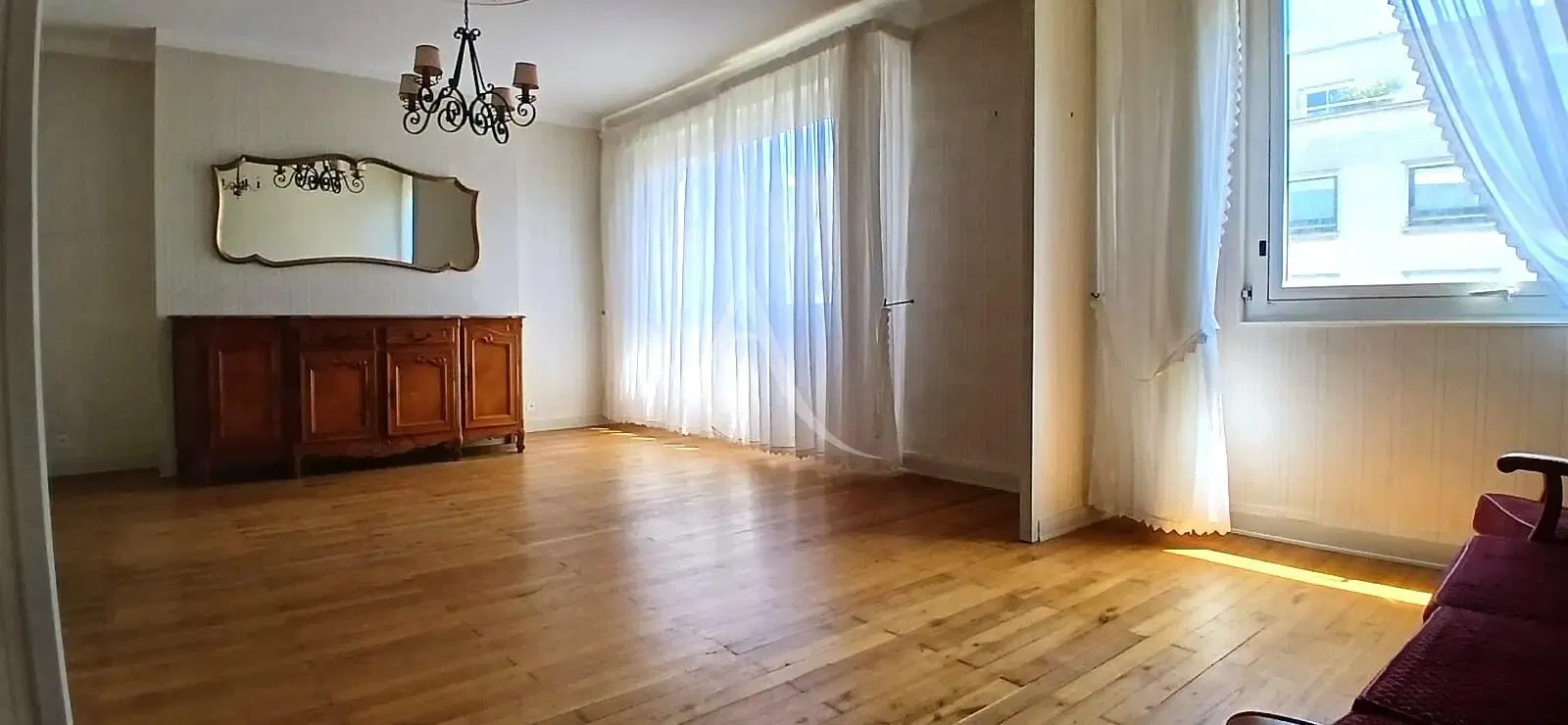 Soggiorno; pavimento in legno, luce naturale, stile moderno, soffitti alti