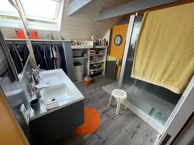 Salon; parquet, lumière naturelle, style moderne, hauteur sous plafond