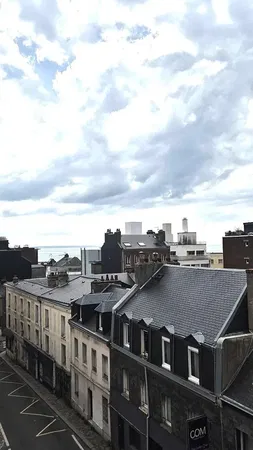 Kuchyňa; kuchynské spotrebiče, drevená podlaha, prirodzené svetlo, moderný štýl, po rekonštrukcii