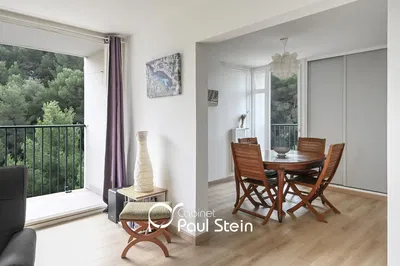 Salón; suelo de madera, luz natural, estilo moderno, techos altos