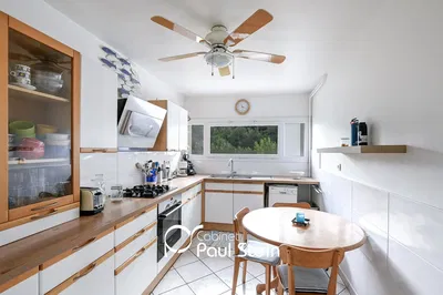 Cocina; electrodomésticos, suelo de madera, luz natural, estilo moderno, renovado