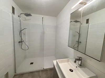 Salon; podłoga drewniana, światło dzienne, styl nowoczesny, wysokie sufity