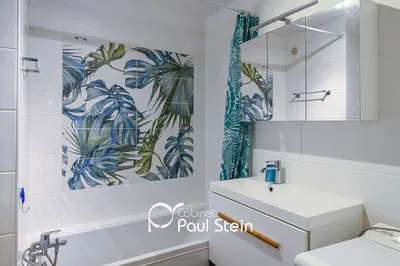 Salón; suelo de madera, luz natural, estilo moderno, techos altos