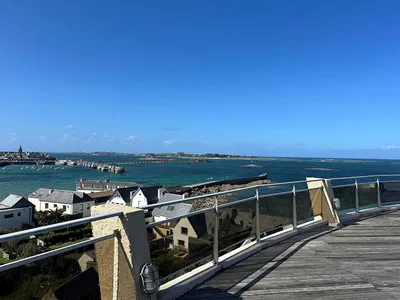 Wohnzimmer; holzboden, tageslicht, moderner stil, hohe decken