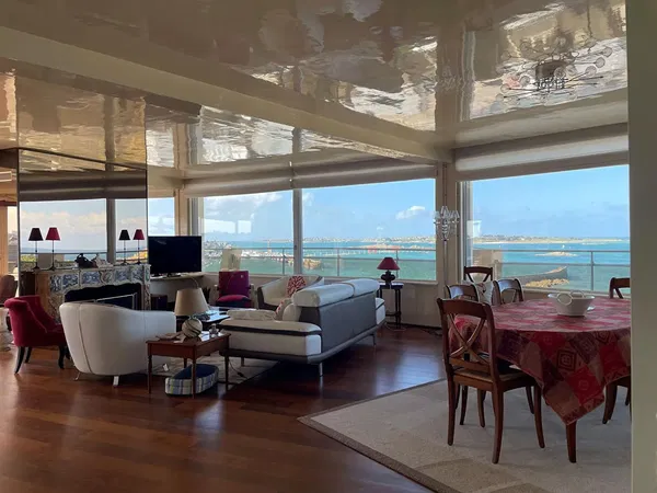 Salon; parquet, lumière naturelle, style moderne, hauteur sous plafond