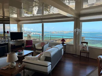 Wohnzimmer; holzboden, tageslicht, moderner stil, hohe decken