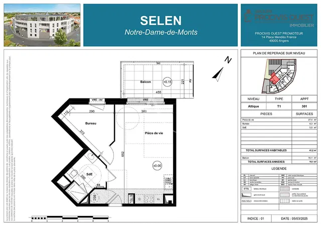 Woonkamer; houten vloer, natuurlijk licht, moderne stijl, hoge plafonds