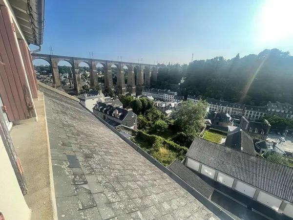 Salon; parquet, lumière naturelle, style moderne, hauteur sous plafond