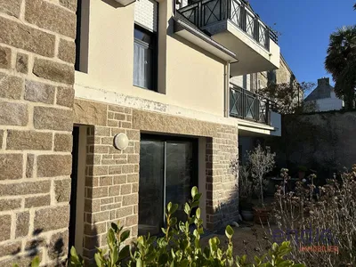 Oturma odası; ahşap zemin, doğal ışık, modern stil, yüksek tavan