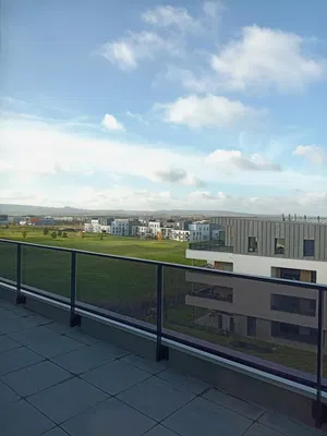 Wohnzimmer; holzboden, tageslicht, moderner stil, hohe decken