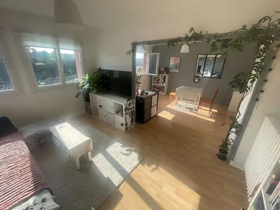 Salon; parquet, lumière naturelle, style moderne, hauteur sous plafond