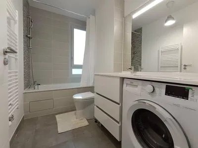 Cocina; electrodomésticos, suelo de madera, luz natural, estilo moderno, renovado