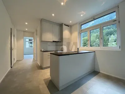 Salón; suelo de madera, luz natural, estilo moderno, techos altos