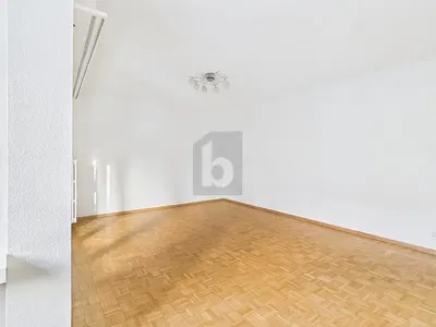 Wohnzimmer; holzboden, tageslicht, moderner stil, hohe decken