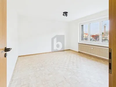 Σαλόνι; ξύλινο πάτωμα, φυσικό φως, μοντέρνο στυλ, ψηλά ταβάνια