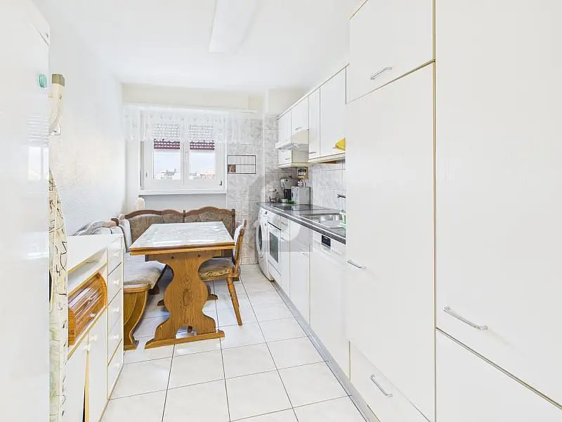 Wohnzimmer; holzboden, tageslicht, moderner stil, hohe decken