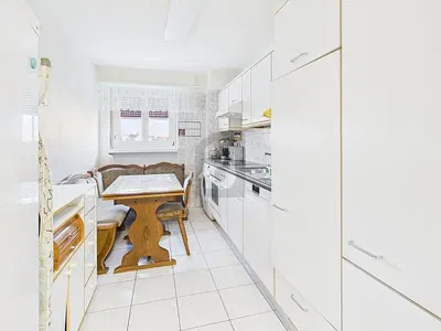 Wohnzimmer; holzboden, tageslicht, moderner stil, hohe decken