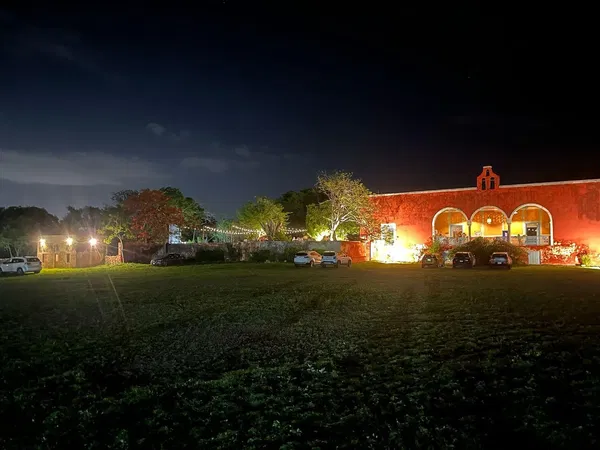 Living room; wood floor, natural light, modern style, high ceiling