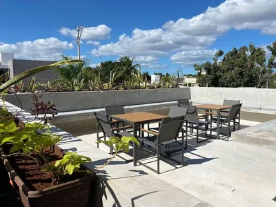 Salon; parquet, lumière naturelle, style moderne, hauteur sous plafond