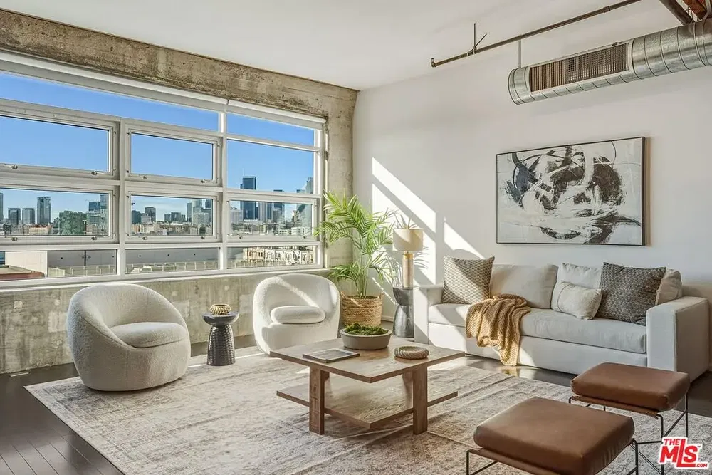 Salon; parquet, lumière naturelle, style moderne, hauteur sous plafond