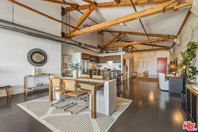 Salon; parquet, lumière naturelle, style moderne, hauteur sous plafond