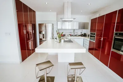 Salon; parquet, lumière naturelle, style moderne, hauteur sous plafond