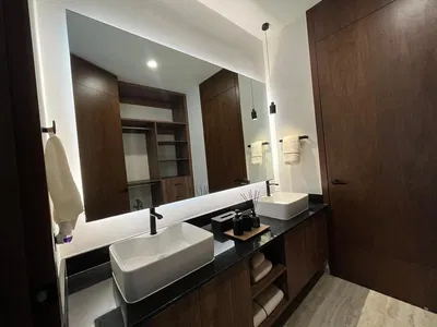 Salon; parquet, lumière naturelle, style moderne, hauteur sous plafond