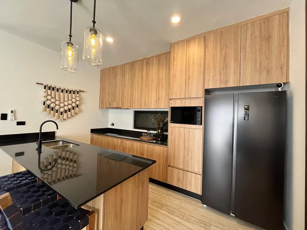 Salon; parquet, lumière naturelle, style moderne, hauteur sous plafond