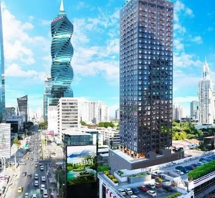 Salon; parquet, lumière naturelle, style moderne, hauteur sous plafond