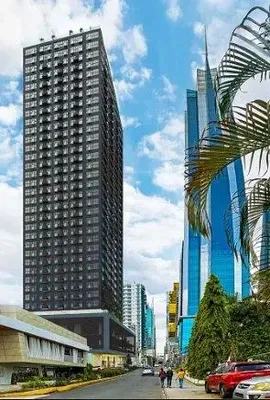 Salon; parquet, lumière naturelle, style moderne, hauteur sous plafond