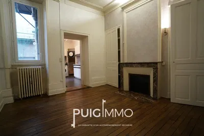 Salón; suelo de madera, luz natural, estilo moderno, techos altos