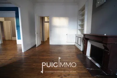 Living room; wood floor, natural light, modern style, high ceiling