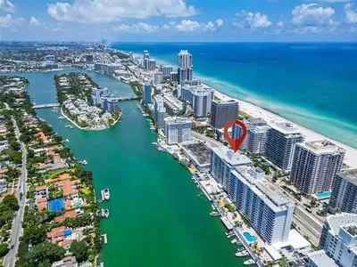 غرفة معيشة; أرضية خشبية, ضوء طبيعي, أسلوب عصري, أسقف عالية