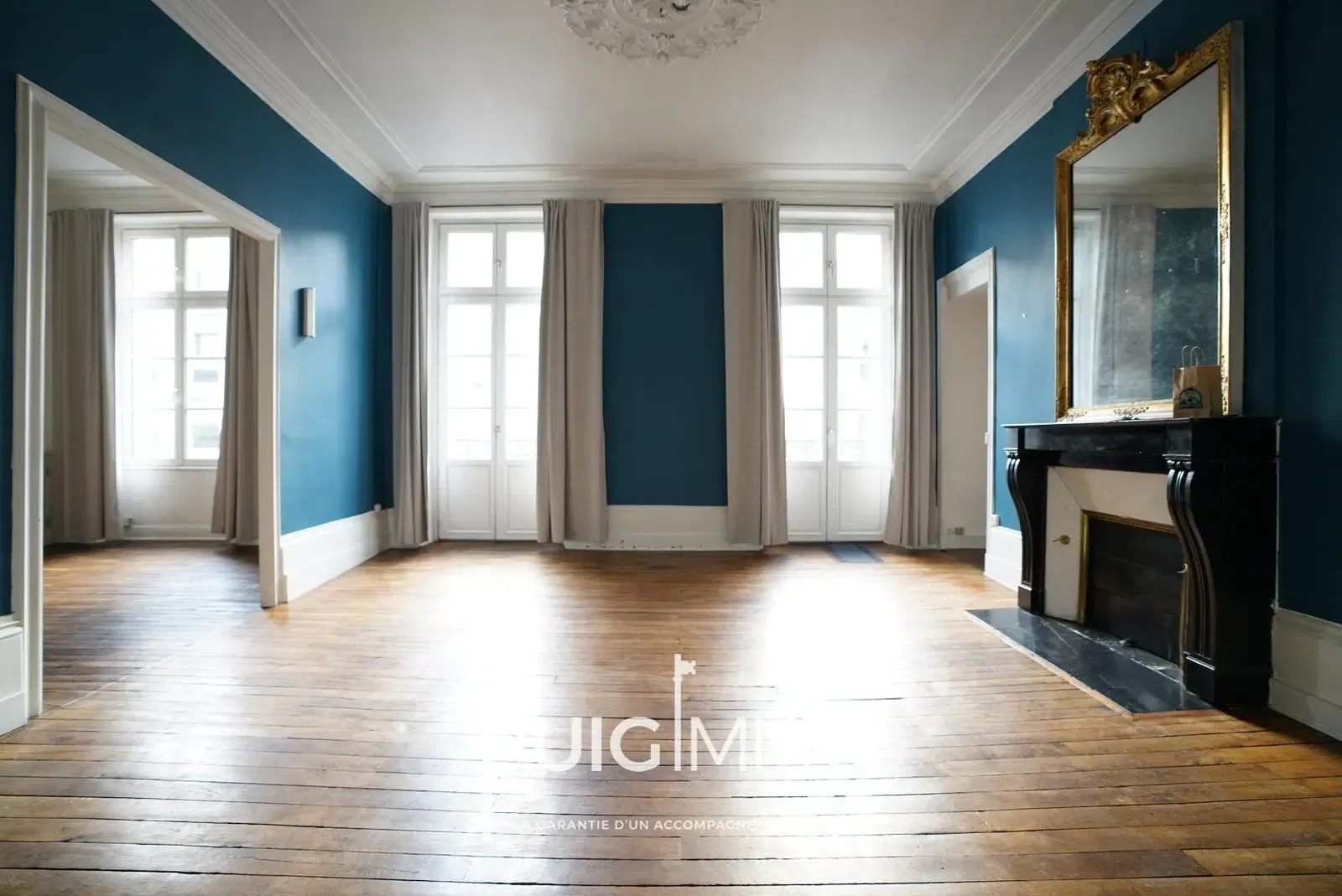 Salón; suelo de madera, luz natural, estilo moderno, techos altos