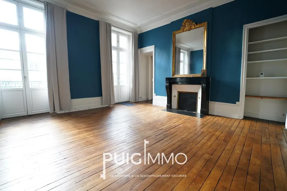 Living room; wood floor, natural light, modern style, high ceiling