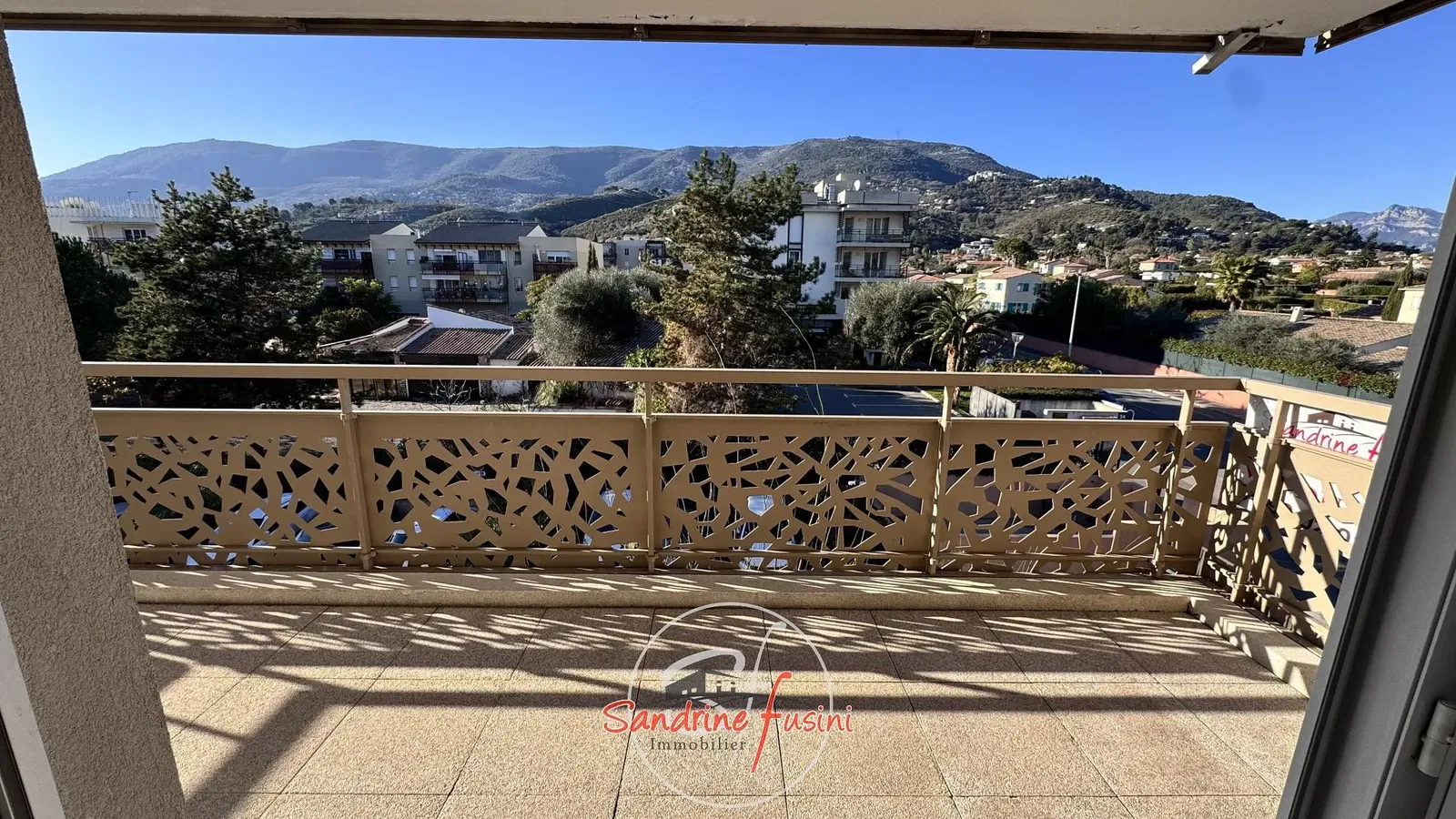 Living room; wood floor, natural light, modern style, high ceiling
