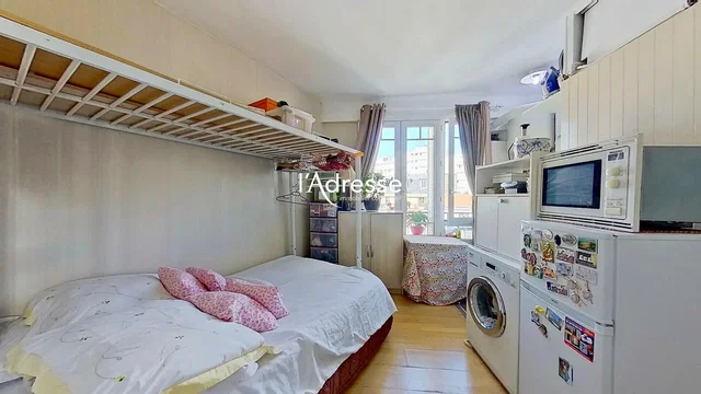 Soggiorno; pavimento in legno, luce naturale, stile moderno, soffitti alti