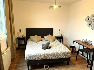 Woonkamer; houten vloer, natuurlijk licht, moderne stijl, hoge plafonds