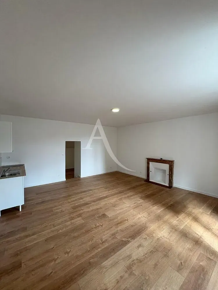 Salon; parquet, lumière naturelle, style moderne, hauteur sous plafond