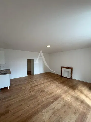Woonkamer; houten vloer, natuurlijk licht, moderne stijl, hoge plafonds