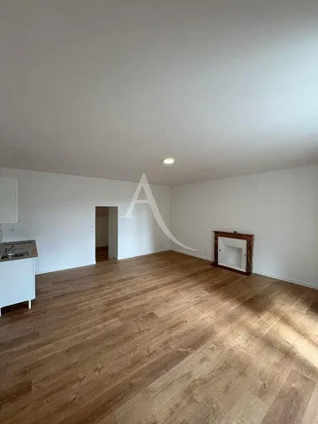 Living room; wood floor, natural light, modern style, high ceiling