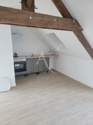 Salon; parquet, lumière naturelle, style moderne, hauteur sous plafond