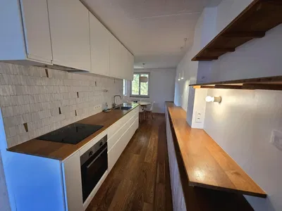 Living room; wood floor, natural light, modern style, high ceiling