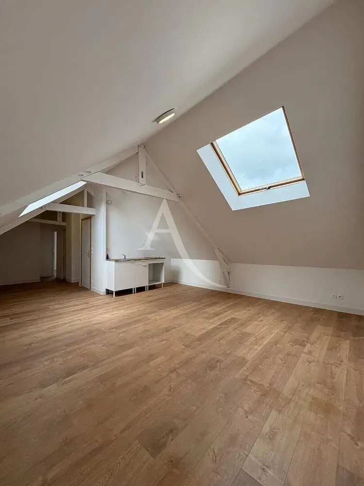 Salón; suelo de madera, luz natural, estilo moderno, techos altos